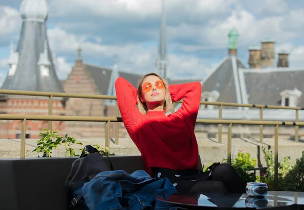 Chica en gafas de sol de color naranja en el techo en Amsterdam — Foto de Stock