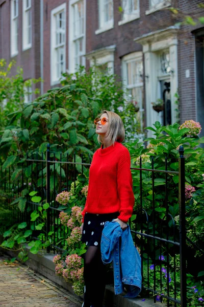 암스테르담에서 빨간 스웨터의 여자 — 스톡 사진