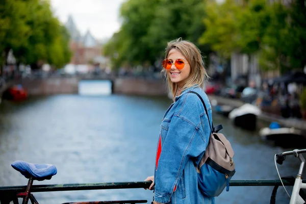 Gin in zonnebril op Amsterdam, herfst — Stockfoto