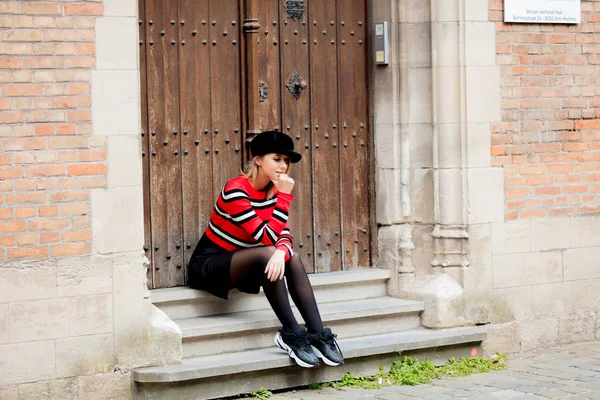 Dziewczyna siedzi na schodach Kościoła w Brugii — Zdjęcie stockowe