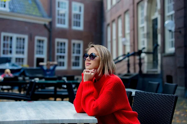 Menina Camisola Vermelha Óculos Sol Amsterdam Café Holanda Países Baixos — Fotografia de Stock