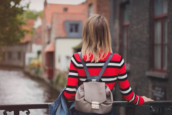 Niña en suéter rojo en las calles de Brujas — Foto de Stock