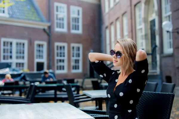 Flicka i svart klänning i Amsterdam café — Stockfoto