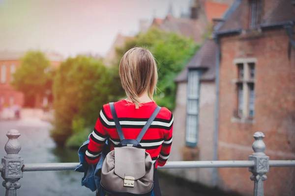 Giovane Ragazza Maglione Rosso Strade Bruges Belgio Stagione Autunnale — Foto Stock