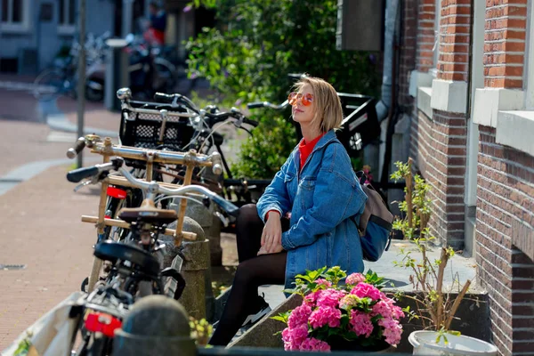 Chica sentada en la calle en Amsterdam — Foto de Stock