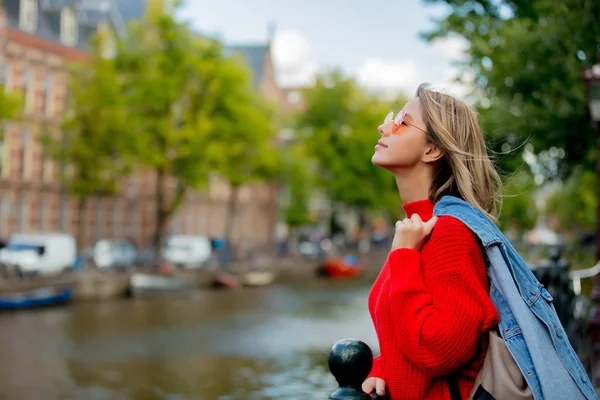 Stile ragazza in occhiali da sole ad Amsterdam — Foto Stock