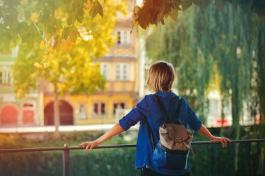 Strazburg sokaklarında kot ceketli genç kız