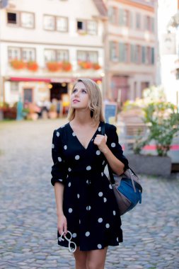 Strazburg, Fransa, sokakta yürürken siyah elbiseli Genç stil kız sonbahar sezon zaman