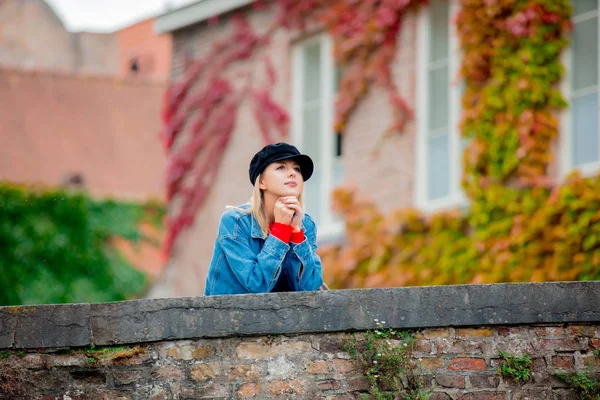Jovem de chapéu na ponte em Bruges — Fotografia de Stock