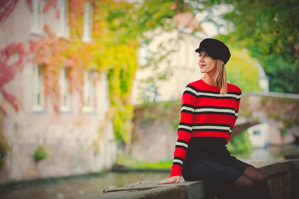 Jong meisje in hat op brug in Brugge — Stockfoto