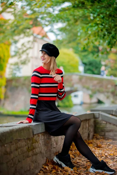 Chica joven en sombrero en el puente en Brujas —  Fotos de Stock