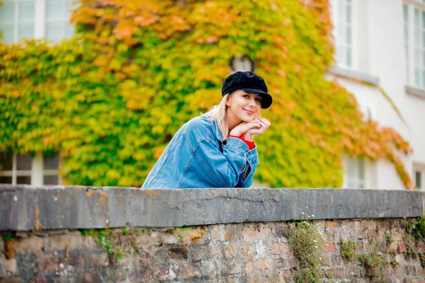 Junges Mädchen mit Hut auf Brücke in Brügge — Stockfoto