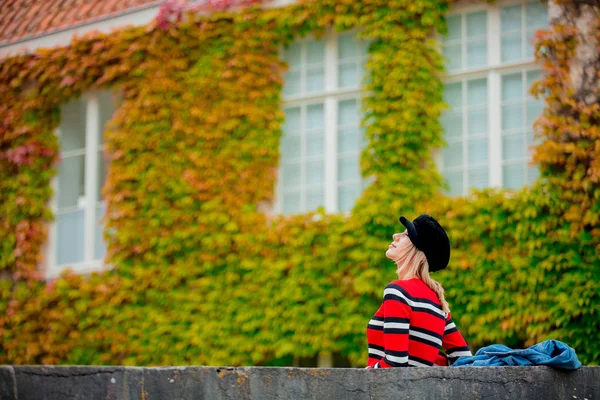 Fiatal lány a hídon Brugge-ben kalapban — Stock Fotó