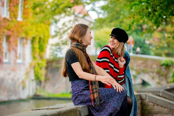 Giovani Amiche Che Parlano Sul Ponte Bruges Belgio Stagione Autunnale — Foto Stock