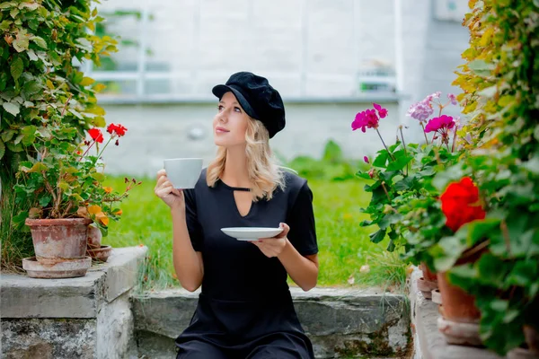 Menina com xícara de café no jardim — Fotografia de Stock