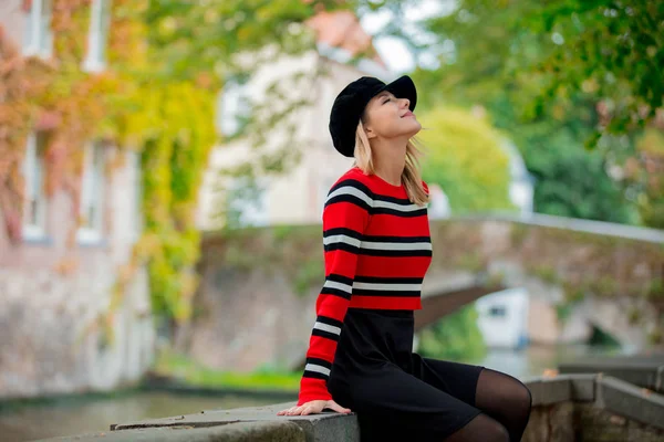 Junges Mädchen Mit Hut Auf Einer Brücke Brügge Belgien Herbstzeit — Stockfoto