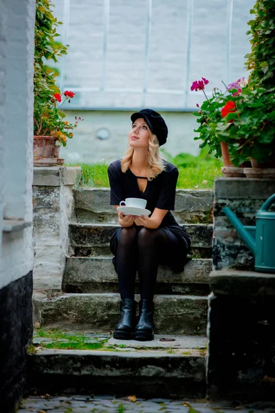 Menina com xícara de café no jardim — Fotografia de Stock