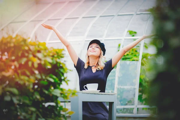 소녀는 정원에서 커피 한잔과 함께 — 스톡 사진