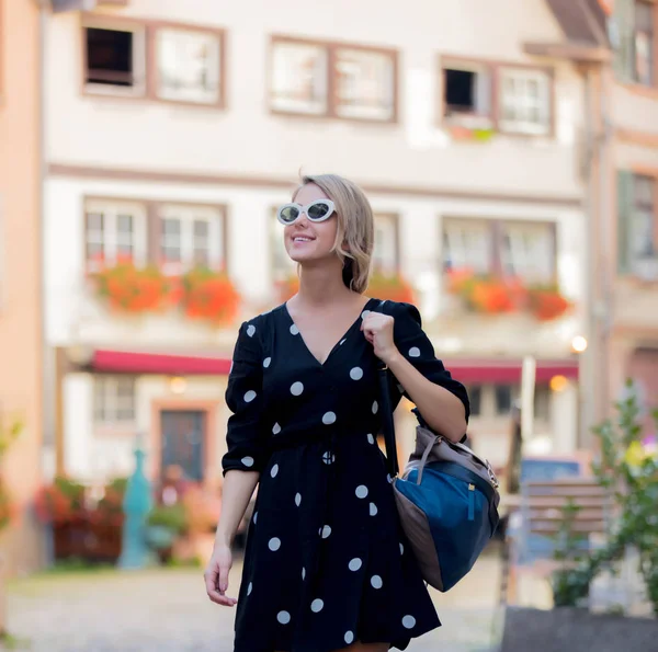 Menina em vestido preto andando rua abaixo em Strasbourgg — Fotografia de Stock