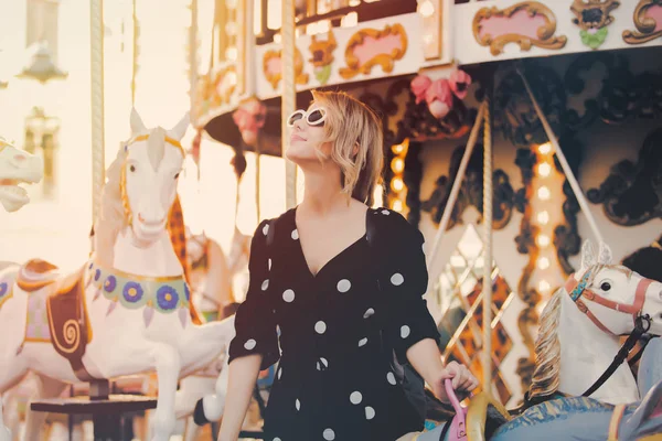 Girl stay in merry go round carousel — Stock Photo, Image