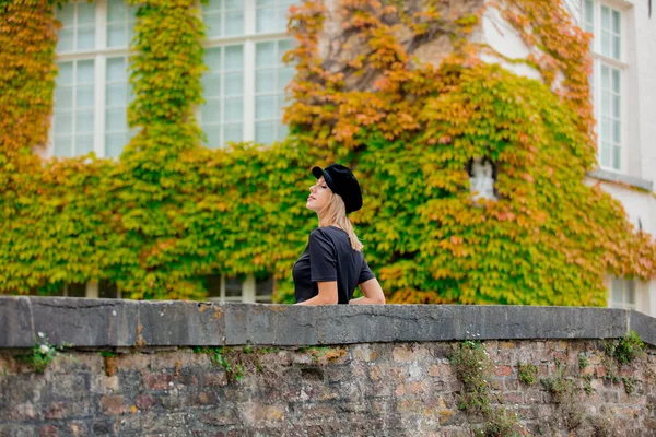 Giovane Ragazza Col Cappello Ponte Bruges Belgio Stagione Autunnale — Foto Stock