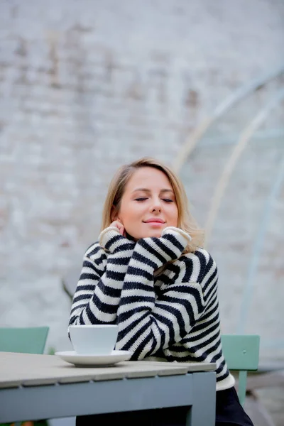 Chica con taza de café en otoño temporada jardín — Foto de Stock