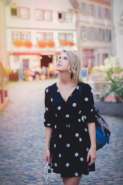 Chica en vestido negro caminando por la calle en Estrasburgo —  Fotos de Stock