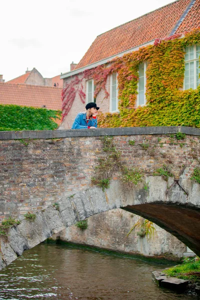 Young girl in hat at bridge in Bruges — Stock Photo, Image