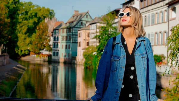 Chica joven en jeans chaqueta y gafas de sol en la calle de Estrasburgo — Foto de Stock