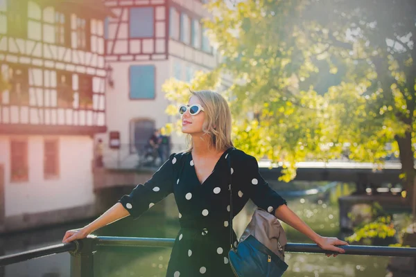 Chica en vestido negro estancia cerca de canal en Estrasburgo — Foto de Stock