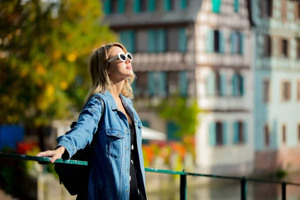 Chica joven en jeans chaqueta y gafas de sol en la calle de Estrasburgo — Foto de Stock