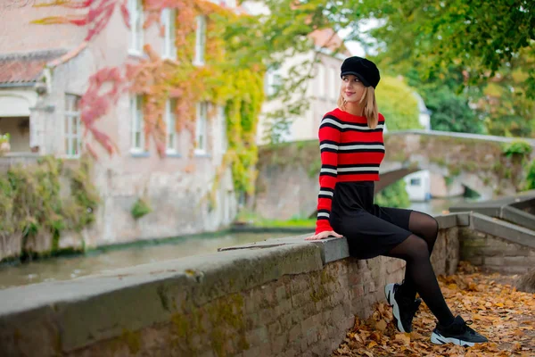 Young girl in hat at bridge in Bruges — Stock Photo, Image