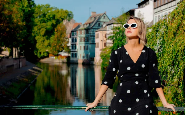 Chica en vestido negro estancia cerca de canal en Estrasburgo —  Fotos de Stock