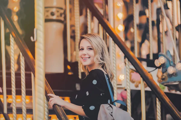 Menina Estilo Jovem Óculos Sol Vestido Preto Estadia Carrossel Alegre — Fotografia de Stock