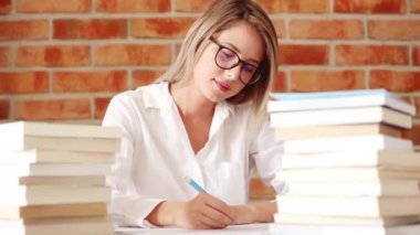 Genç kadın kalem tarafından bir şey yazma