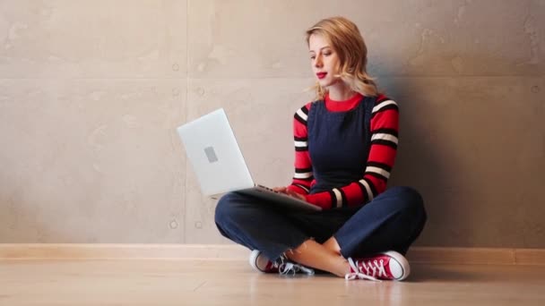 Femme avec ordinateur portable assis sur un plancher — Video