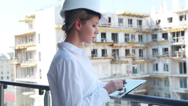 Femeie inginer cu casca si tableta — Videoclip de stoc