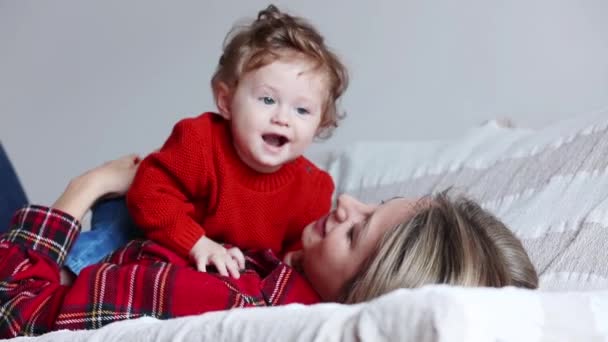 Madre y bebé juegan con la cuenta de peluche en casa — Vídeo de stock