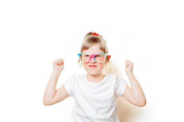 yürümeye başlayan çocuk kız beyaz t-shirt ve gözlük