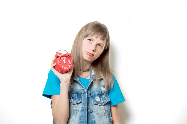 Junges Teenager-Mädchen mit Wecker — Stockfoto