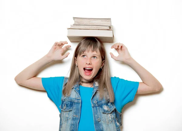 Портрет молодої дівчини-підлітка з книгами — стокове фото