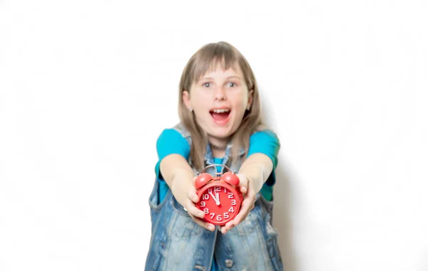 Junges Teenager-Mädchen mit Wecker — Stockfoto