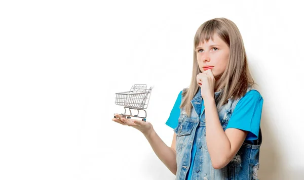 Junges Teenager-Mädchen mit Einkaufswagen — Stockfoto