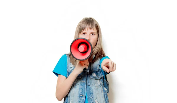 Portret van jonge tienermeisje met megafoon — Stockfoto