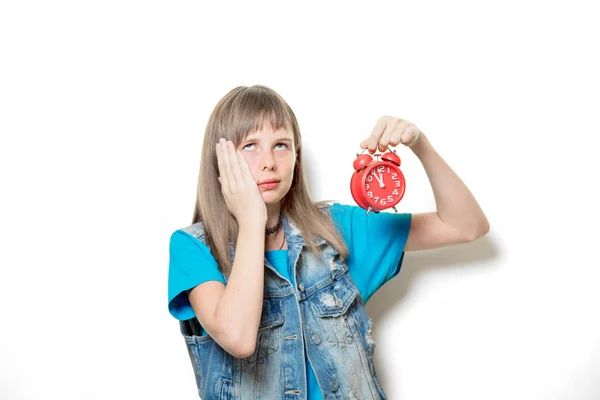 Jonge tienermeisje met wekker — Stockfoto