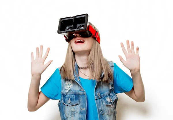 Portret van jonge tienermeisje met Vr-bril — Stockfoto