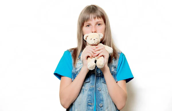 Junges Teenager-Mädchen mit Teddybär — Stockfoto