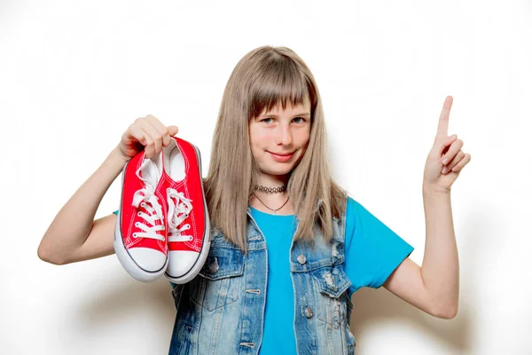 Ritratto di giovane ragazza adolescente con le gomme rosse — Foto Stock