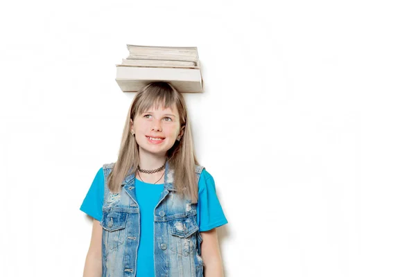 Giovane ragazza adolescente con libri — Foto Stock
