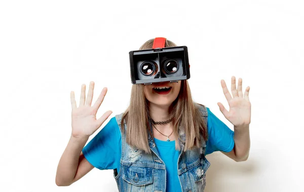 Retrato de jovem adolescente com óculos VR — Fotografia de Stock